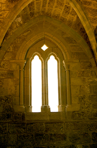Ventana interior de la pared oriental de la sala capitular del monasterio de piedra